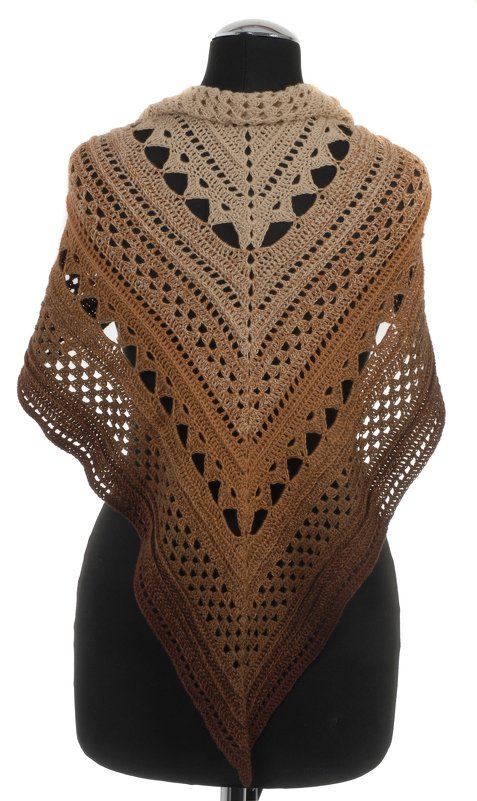 Gehäkeltes Dreieckstuch mit Ombre-Farbverlauf und filigranem Lochmuster auf Schneiderpuppe