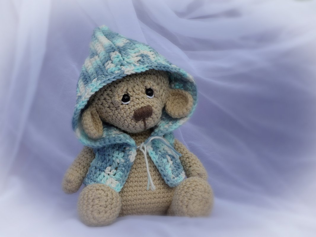 Gehäkelter Amigurumi‑Teddy mit blau-weißer Kapuze und Weste