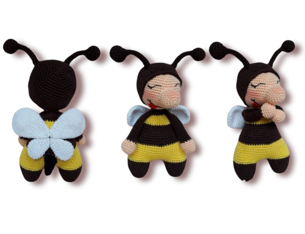 Drei Ansichten einer gehäkelten Amigurumi-Biene mit gelb-schwarzem Körper, hellblauen Flügeln und Antennen