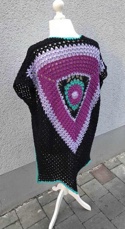 Schwarze gehäkelte Damenweste mit großem dreieckigem Mandala in Violett, Flieder und Türkis auf Schaufensterpuppe