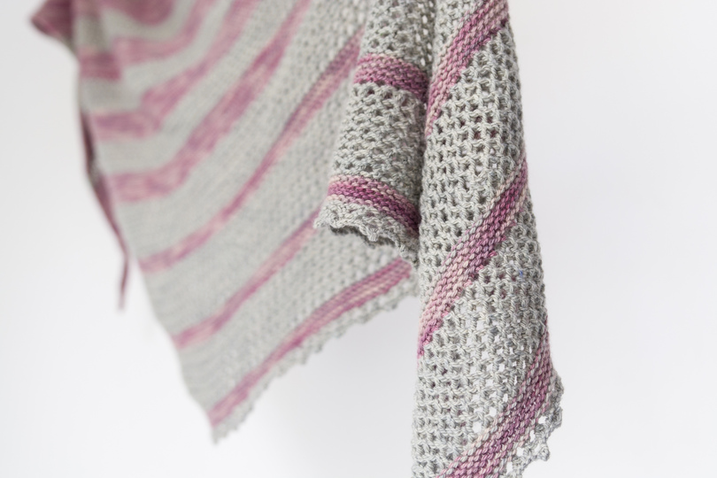 Strickanleitung Dreieckstuch mit Lochmuster "Desert Rose"