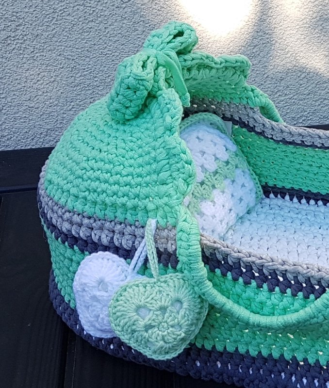 Gehäkelter Korb in Mint, Grau und Weiß mit zwei gehäkelten Herz-Anhängern
