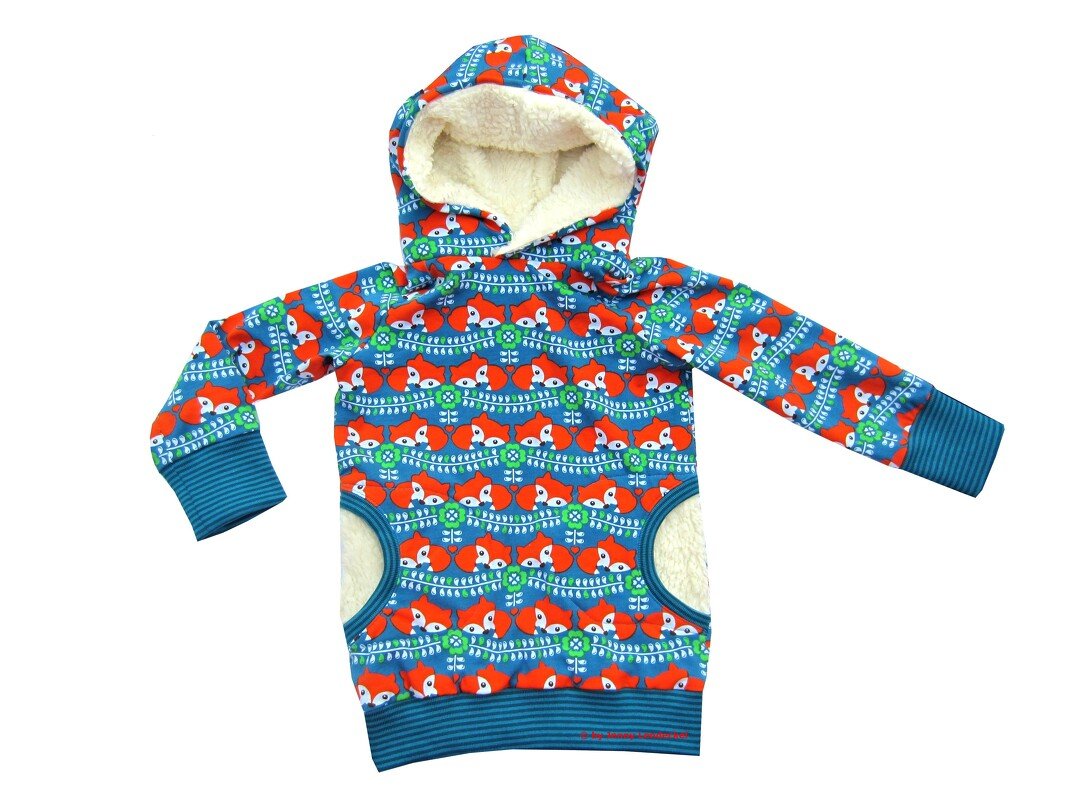 Blauer Baby-Pullover mit Kapuze, Muster aus orangefarbenen Füchsen und grünen Blättern, helle Innenfütterung in Kapuze und Taschen, gerippter Saum.