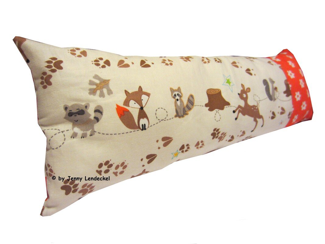Langes cremefarbenes Kissen mit Waldtier-Print (Fuchs, Waschbär, Reh, Eichhörnchen) und rotem Abschluss