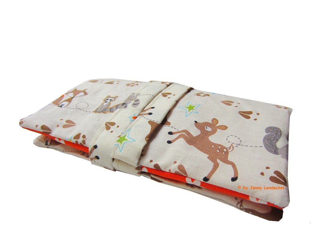 Gefaltetes Stoff-Utensilo mit Waldtier-Muster (Reh, Fuchs, Waschbär), orangefarbenes Innenfutter, Bandverschluss.