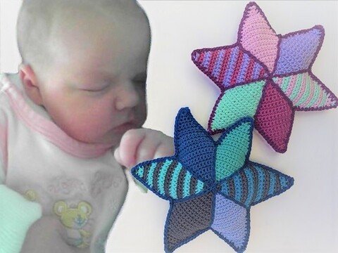 Babyspielzeug, Greifstern, gehäkelt aus Restwolle