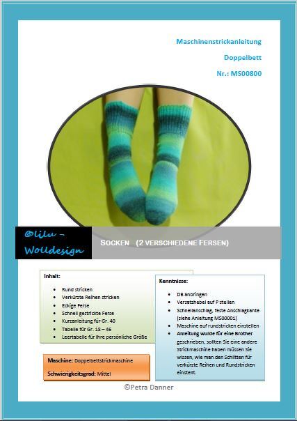Titelblatt einer Maschinenstrickanleitung mit einem Paar gestreifter Socken in Grün- und Blautönen, umrahmt von Textfeldern zu Inhalt und erforderlichen Kenntnissen für Doppelbett-Strickmaschinen.