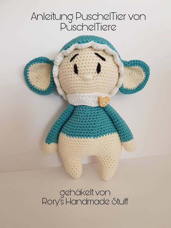 gehäkeltes Amigurumi-Kuscheltier in türkis und creme mit großen Ohren und rüschiger Mütze