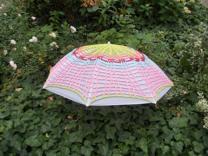 Häkelkleid für Schirm, 5 Blumen, 3 Häkelborten, 2 Häkelsterne, XXL-Anleitung