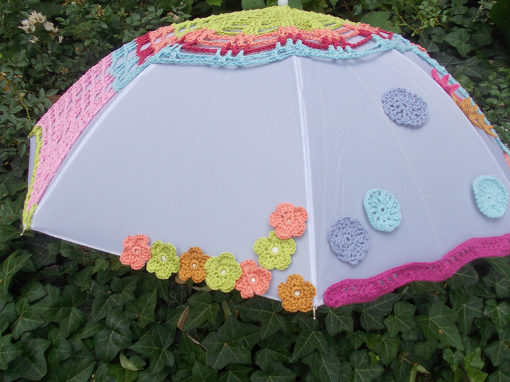 Häkelkleid für Schirm, 5 Blumen, 3 Häkelborten, 2 Häkelsterne, XXL-Anleitung