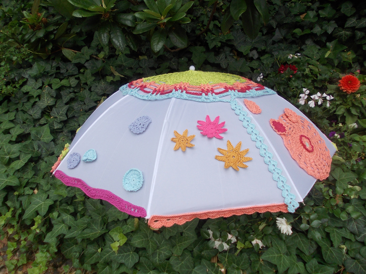 Häkelkleid für Schirm, 5 Blumen, 3 Häkelborten, 2 Häkelsterne, XXL-Anleitung