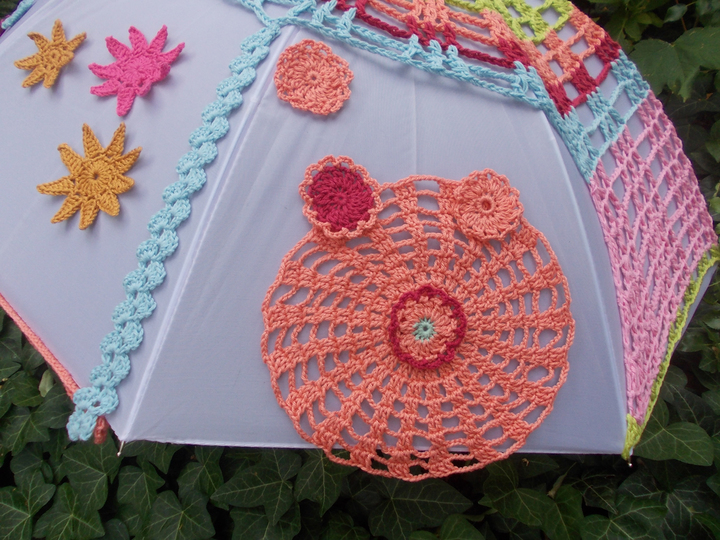 Häkelkleid für Schirm, 5 Blumen, 3 Häkelborten, 2 Häkelsterne, XXL-Anleitung