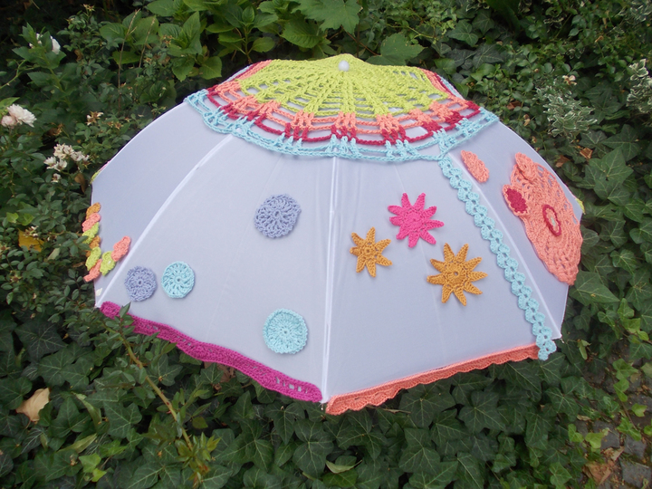 Häkelkleid für Schirm, 5 Blumen, 3 Häkelborten, 2 Häkelsterne, XXL-Anleitung