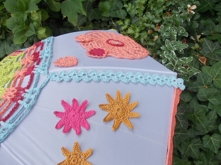 Häkelkleid für Schirm, 5 Blumen, 3 Häkelborten, 2 Häkelsterne, XXL-Anleitung