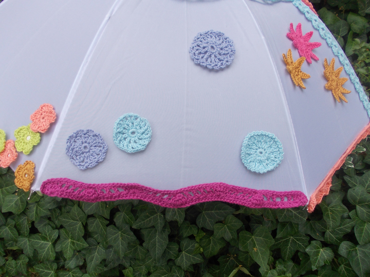 Häkelkleid für Schirm, 5 Blumen, 3 Häkelborten, 2 Häkelsterne, XXL-Anleitung