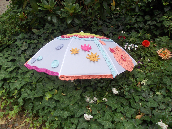 Häkelkleid für Schirm, 5 Blumen, 3 Häkelborten, 2 Häkelsterne, XXL-Anleitung