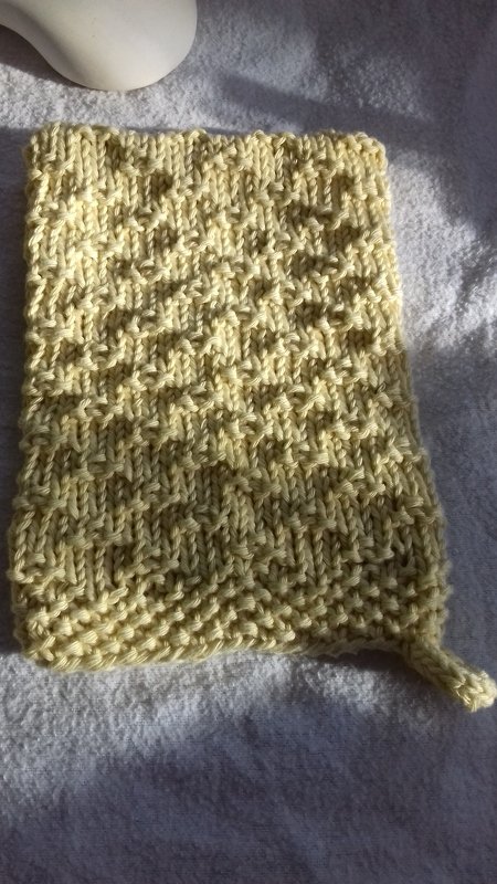 Strickprobe in Gelb mit Saumkante und Schlaufe zum Aufhängen