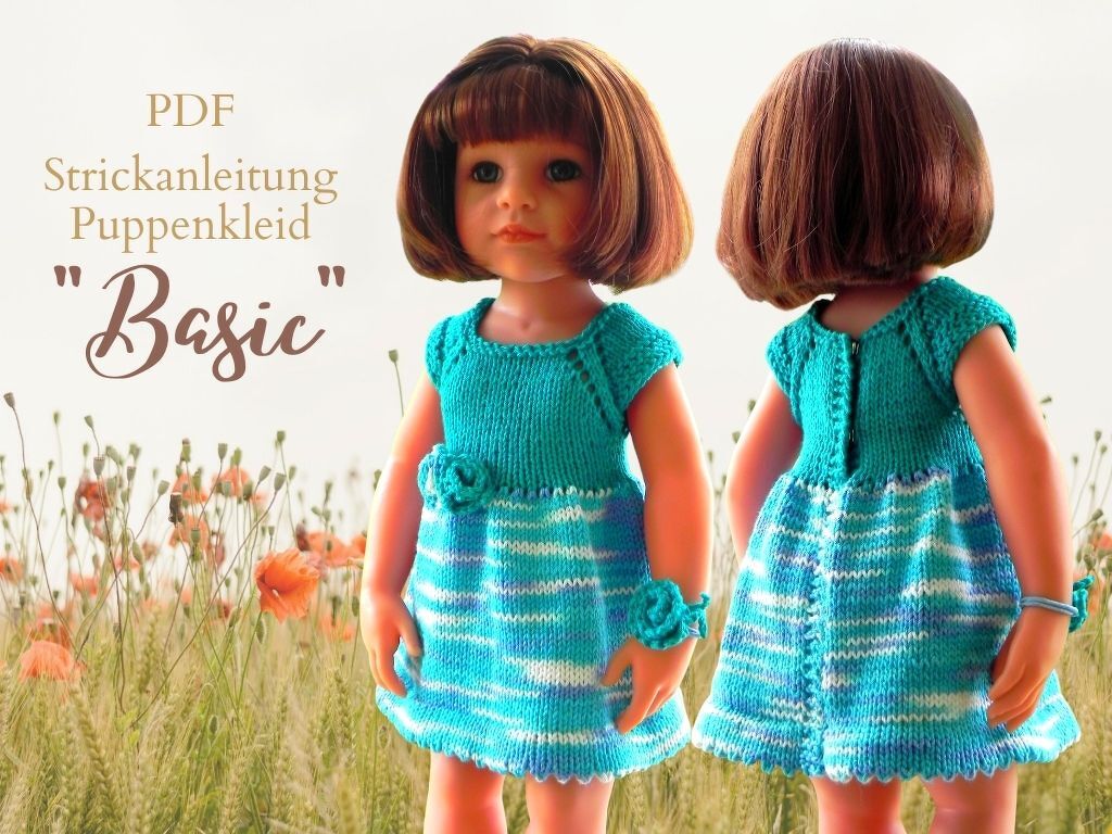 Zwei Puppen in türkis gestrickten Kleidern mit weiß‑hellblau gestreiftem Rock, Vorder‑ und Rückansicht vor einer Mohnwiese