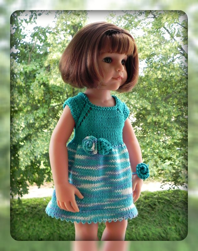 Puppe in türkis-weiß gestreiftem, handgestricktem Kleid mit kleinen Rosetten
