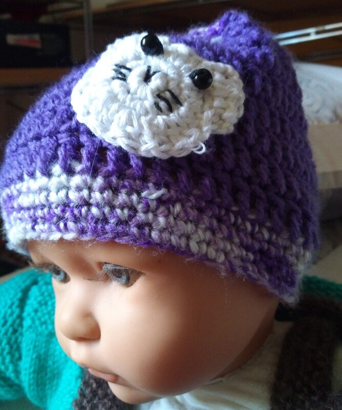 Babymütze mit Katzenmotiv