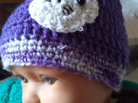 Babymütze mit Katzenmotiv