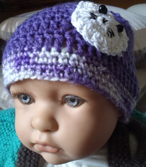 Babymütze mit Katzenmotiv