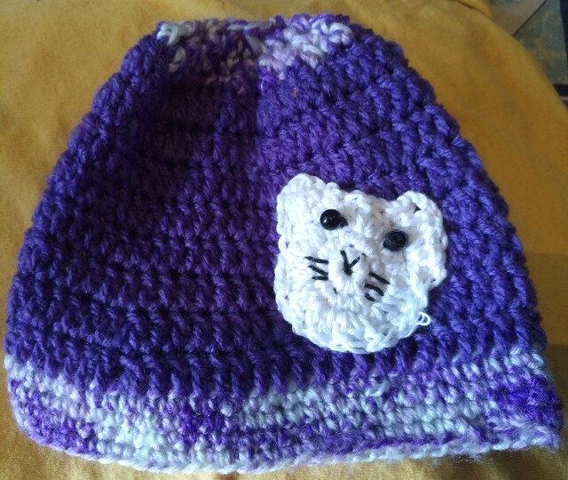 Babymütze mit Katzenmotiv