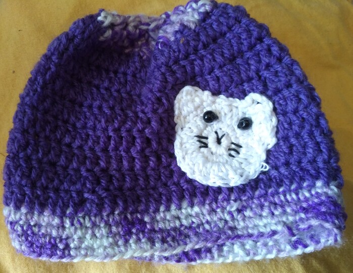 Babymütze mit Katzenmotiv