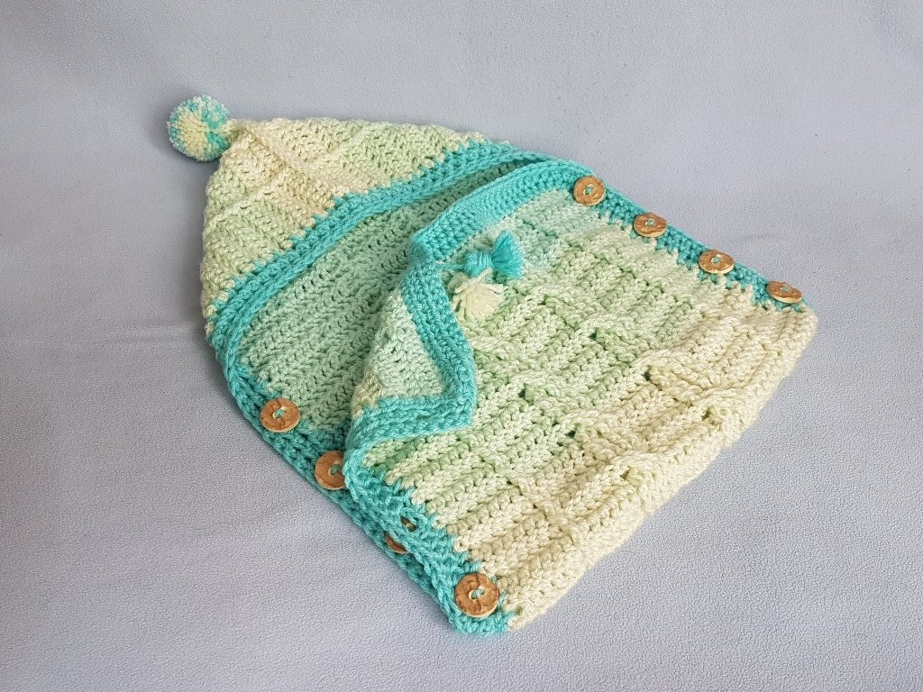 Puckdecke / Babynest für Puppen, gehäkelt mit Zopfmuster