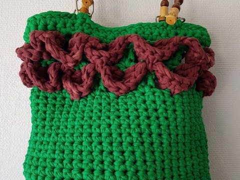 gehäkelte Tasche mit Kork-Boden und Blumenmuster