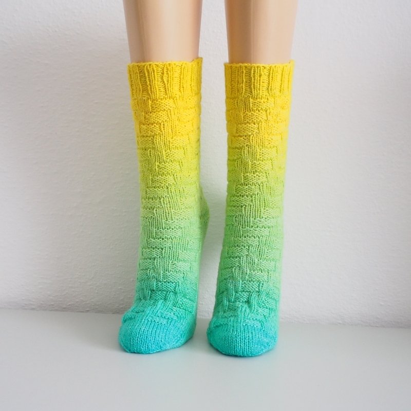 On the beach - easy socks with faux cables - Image 2