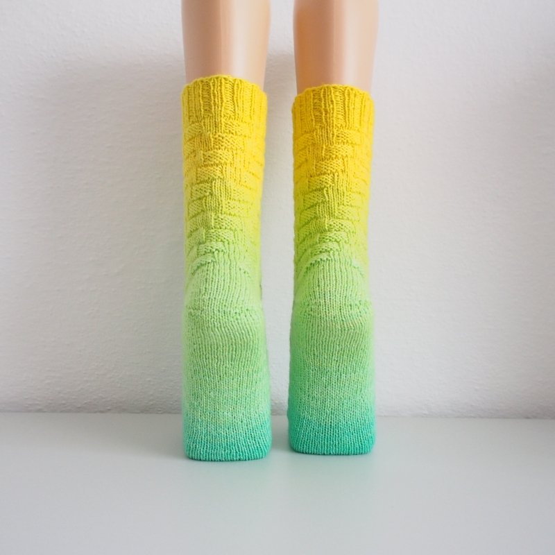 On the beach - easy socks with faux cables - Image 7