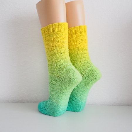 On the beach - easy socks with faux cables