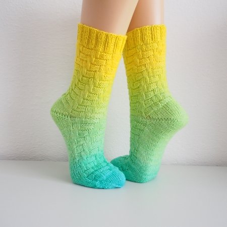 On the beach - easy socks with faux cables