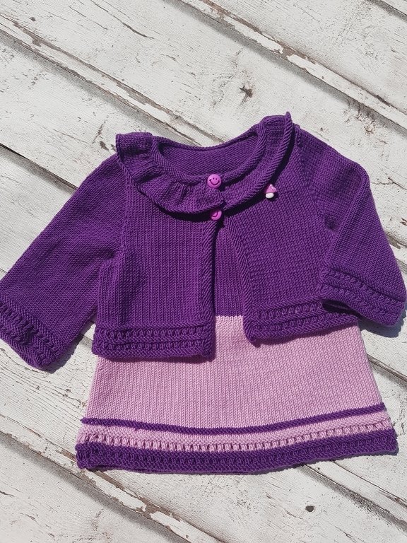 Gestricktes Babyset mit violettem Bolero und rosa Kleid