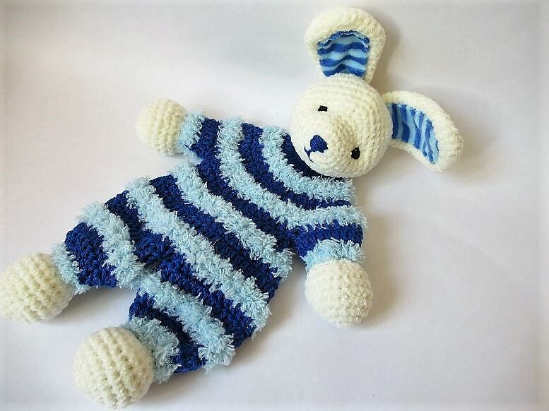 Gehäkeltes Häschen-Schmusetuch blau-weiß mit cremefarbenen Details