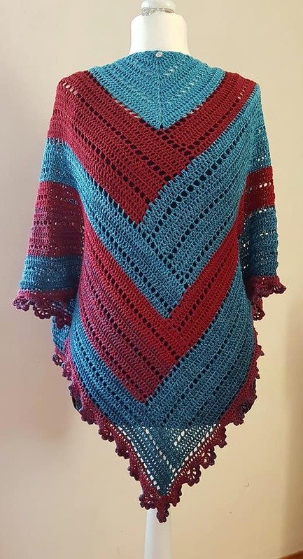 Gehäkeltes Dreieckstuch in Türkis und Bordeaux mit Ajourmuster und Muschelborte an Schaufensterpuppe