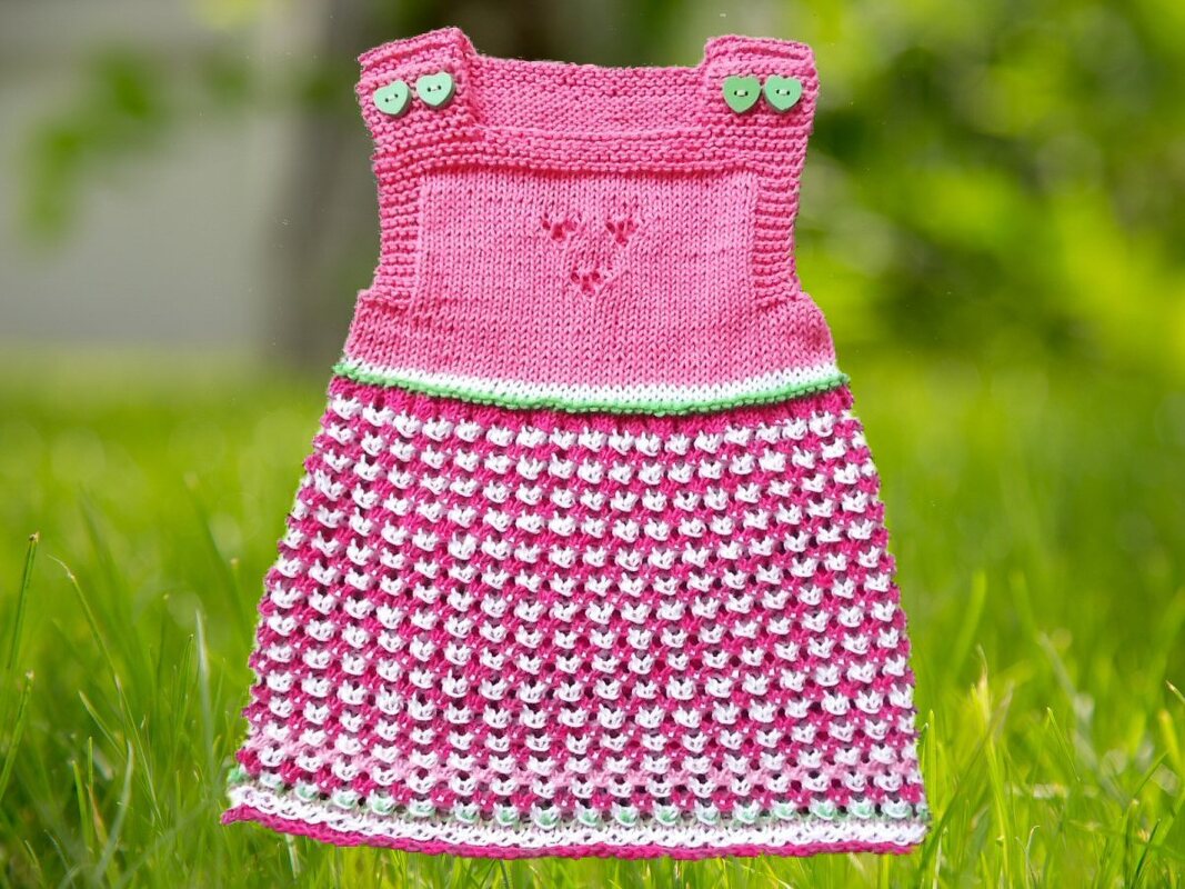 Babykleid mit Lochmuster plus Schuhe und Stirnband - Strickanleitung