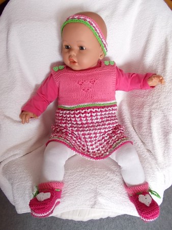 Babykleid mit Lochmuster plus Schuhe und Stirnband - Strickanleitung