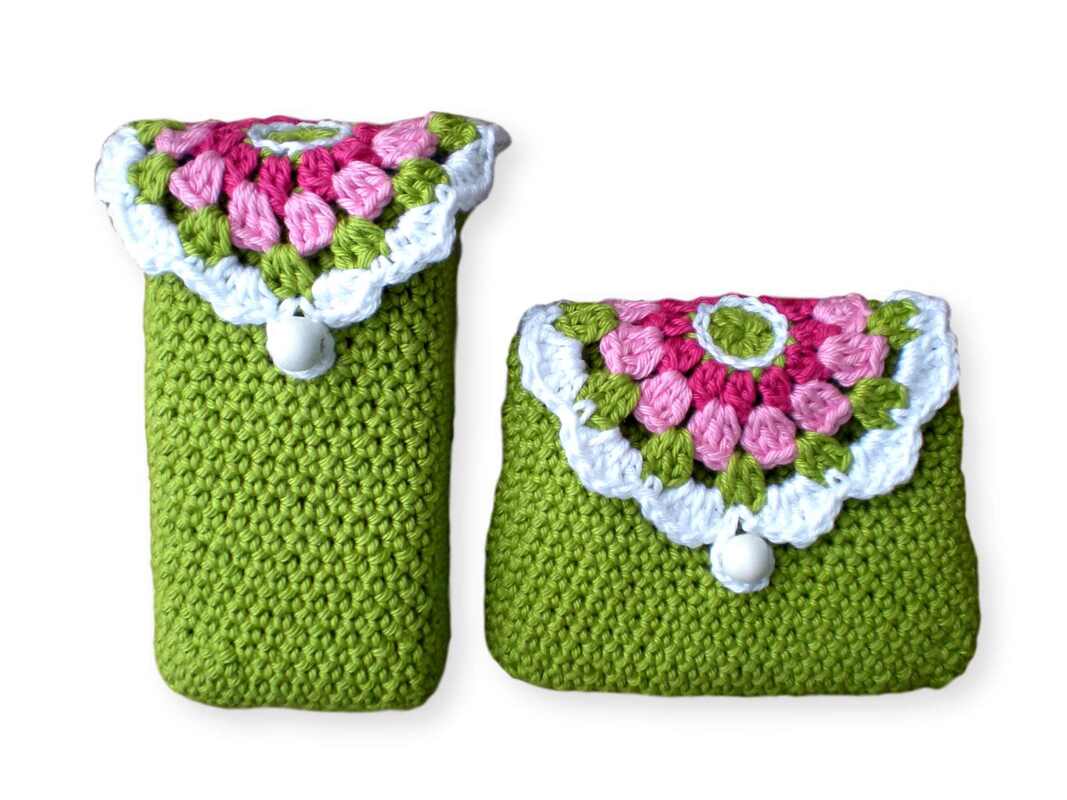 Zwei frühlingshafte gehäkelte Mini‑Täschchen mit Granny‑Flap in Rosa, Weiß und Grün