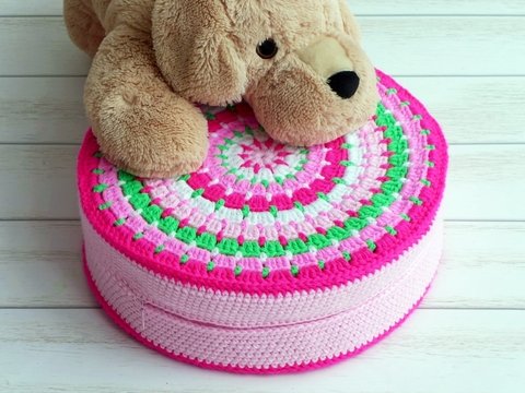 Gratis Häkelanleitung: Buntes Sitzkissen für Kinder