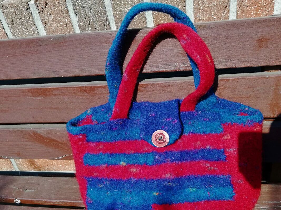 Gefilzte Handtasche in roten und blauen Streifen mit Griffen und Knopfverschluss