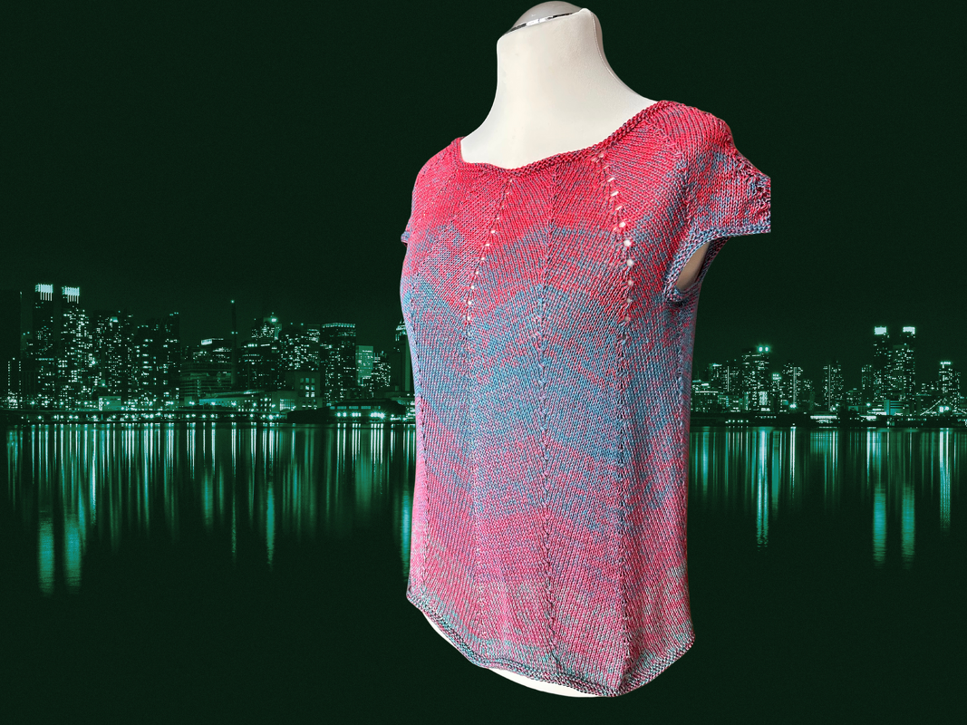 Gestricktes Damen-Shirt in Rot und Blau mit Zickzack- und Lochmuster auf Mannequin.