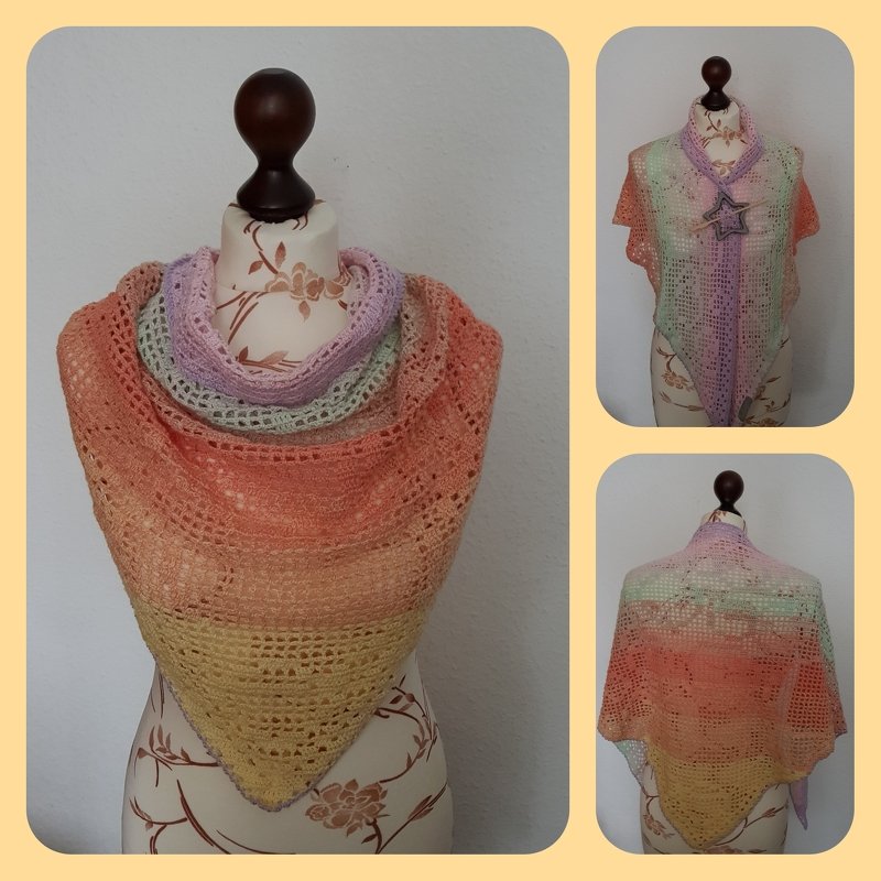 Gehäkeltes Dreieckstuch in Pastellfarben, drapiert an einer Schneiderpuppe