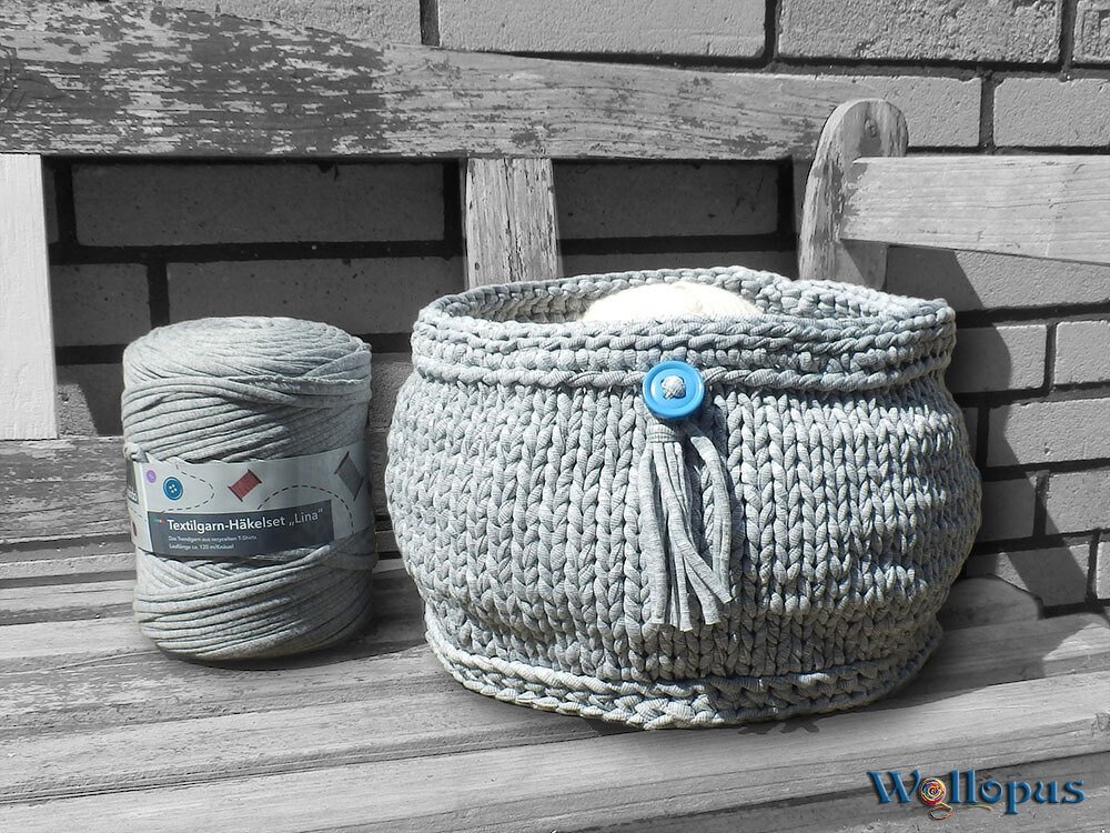 Korb aus Textilgarn, gehäkelt und gestrickt