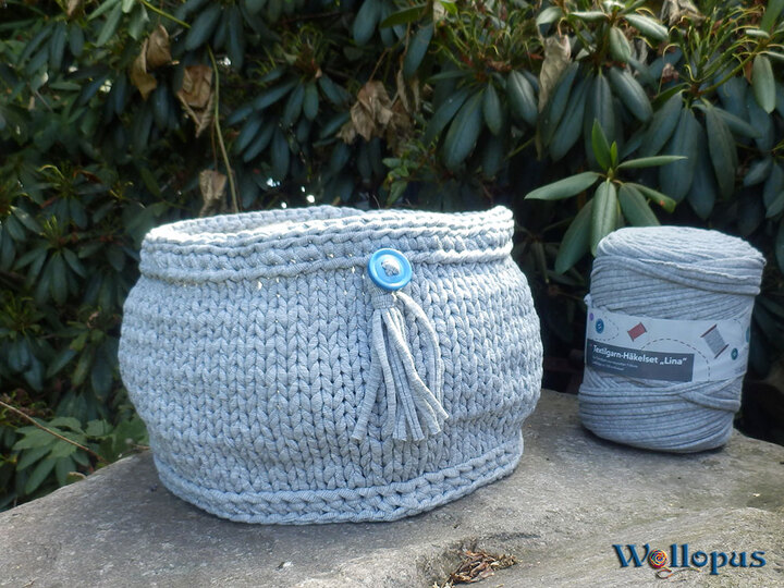 Korb aus Textilgarn, gehäkelt und gestrickt