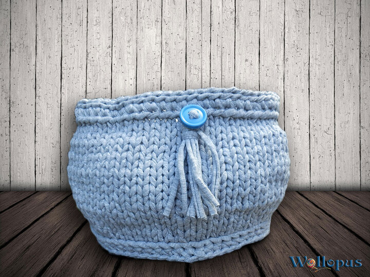 Korb aus Textilgarn, gehäkelt und gestrickt