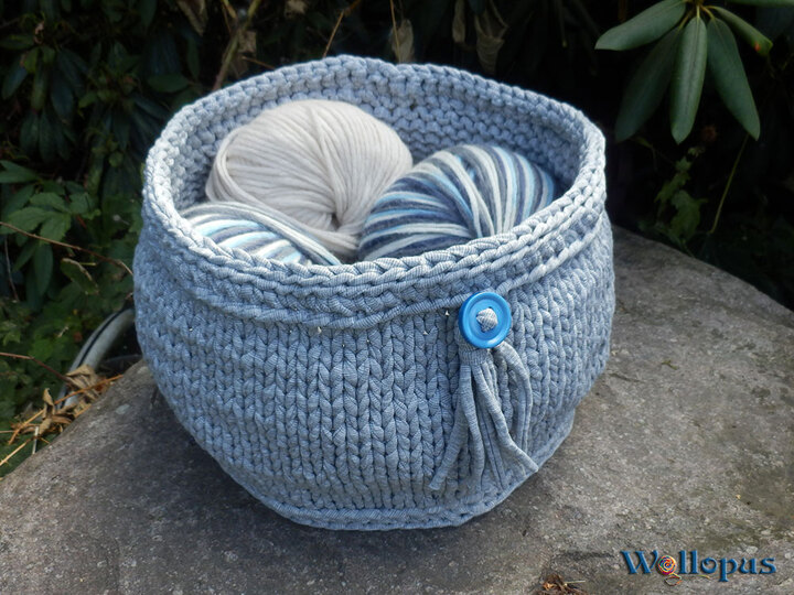 Korb aus Textilgarn, gehäkelt und gestrickt