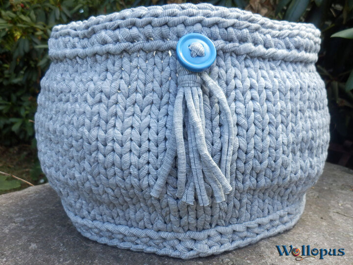 Korb aus Textilgarn, gehäkelt und gestrickt