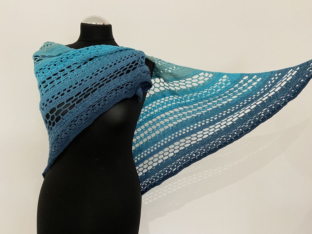 Gehäkeltes Dreieckstuch in Blau mit Ajour- und Wabenmuster auf Mannequin